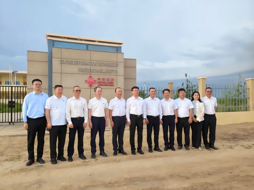 副省长史可一行到中鼎国际乍得分公司调研(1).jpg 副省长史可一行到中鼎国际乍得分公司调研(1).jpg